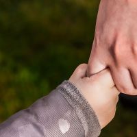 كيف يمكن للأهل مساعدة أنفسهم وأطفالهم على التعامل مع موجة الإرهاب؟